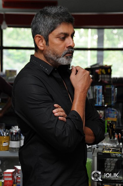 Celebs-at-Walden-25-Years-Press-Meet